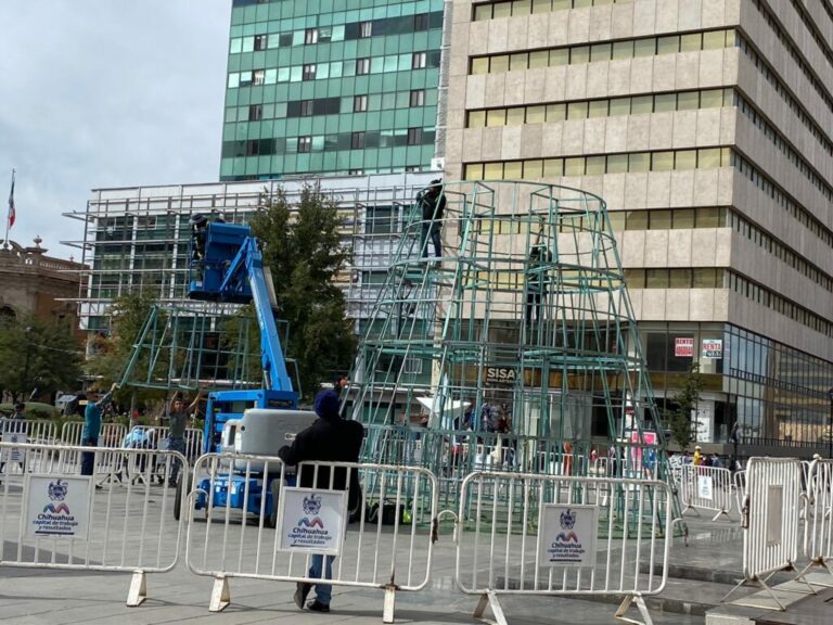 Se desmantelan árboles de festejos navideños por seguridad en marchas