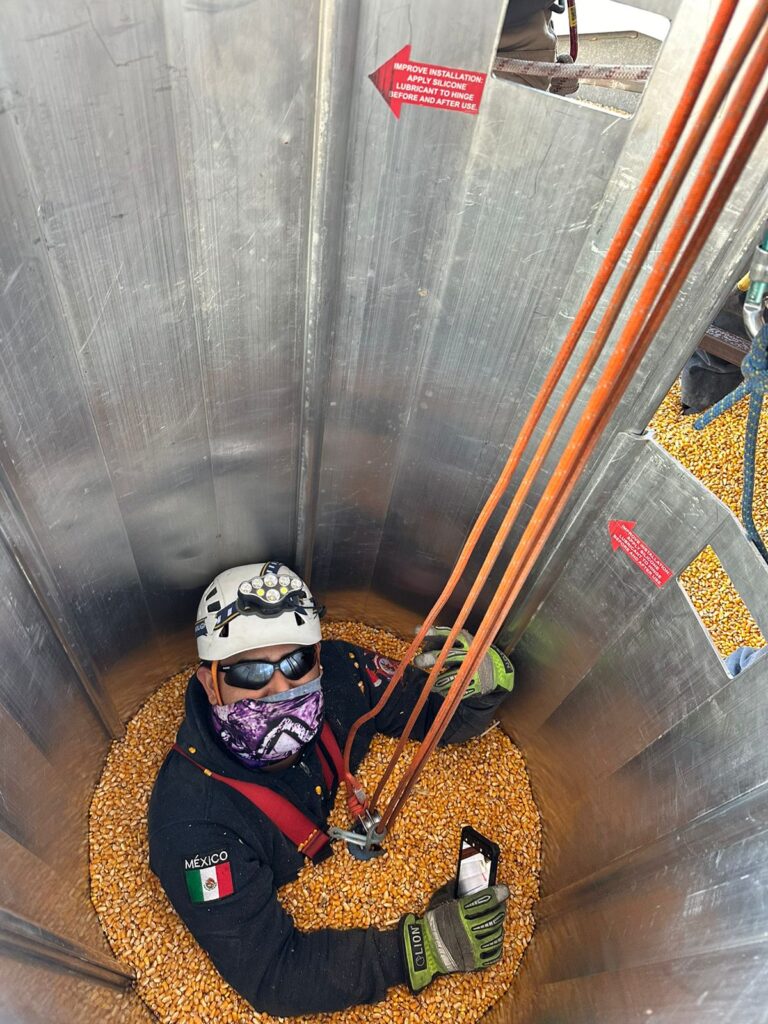 Personal de bomberos realizan curso de rescate vertical