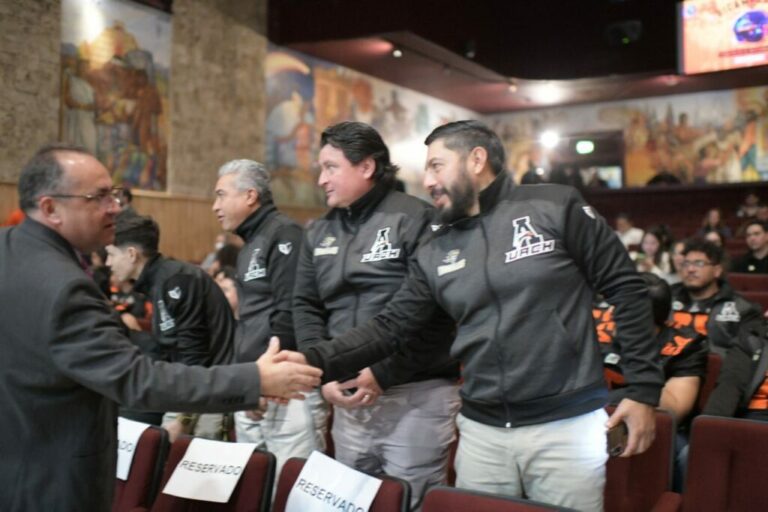 Rector de la UACH hace entrega de reconocimientos a las Águilas