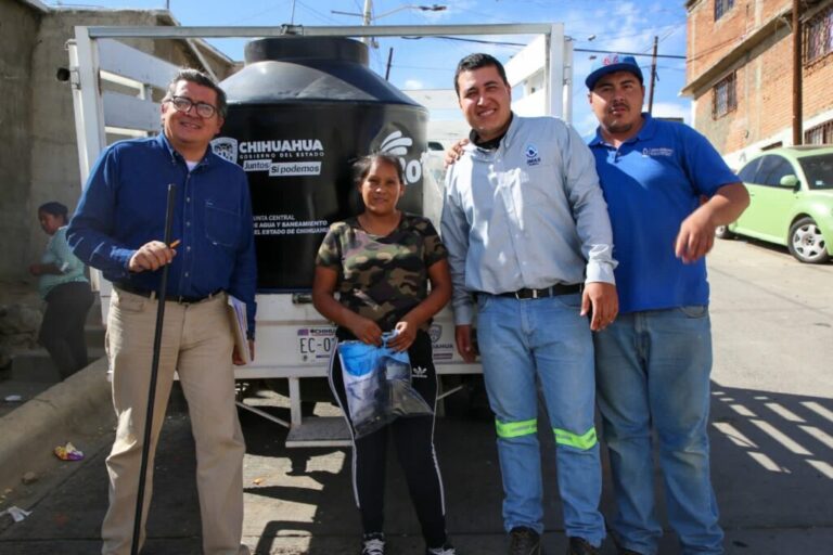 Estado entrega tinacos para que familias parralenses tengan acceso a agua potable