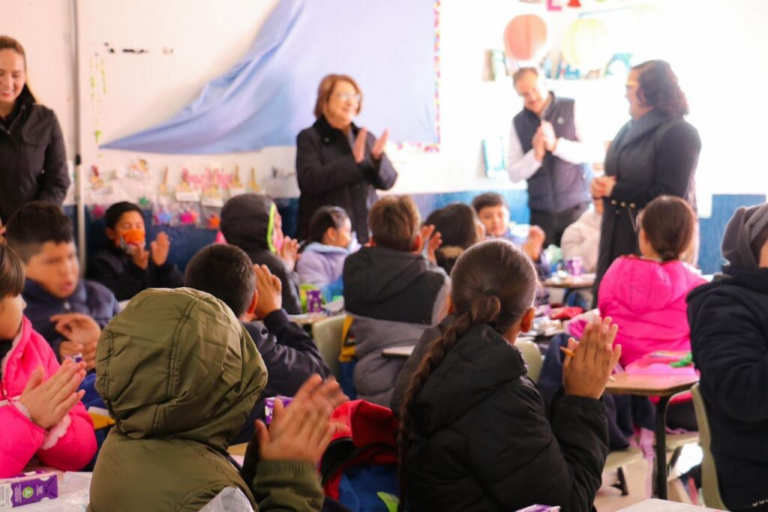 DIF con campaña «Juntos sin frío» entrega mas de 600 chamarras en escuelas