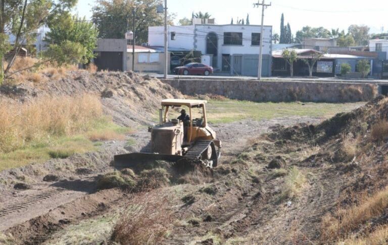 DSPM trabaja limpiando arroyo del Saucito