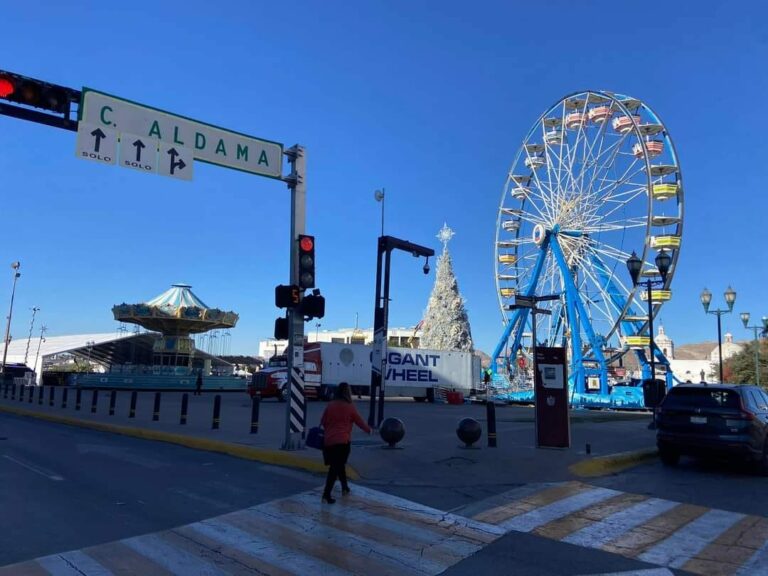 Rueda de la fortuna y pista de hielo en plaza del Ángel