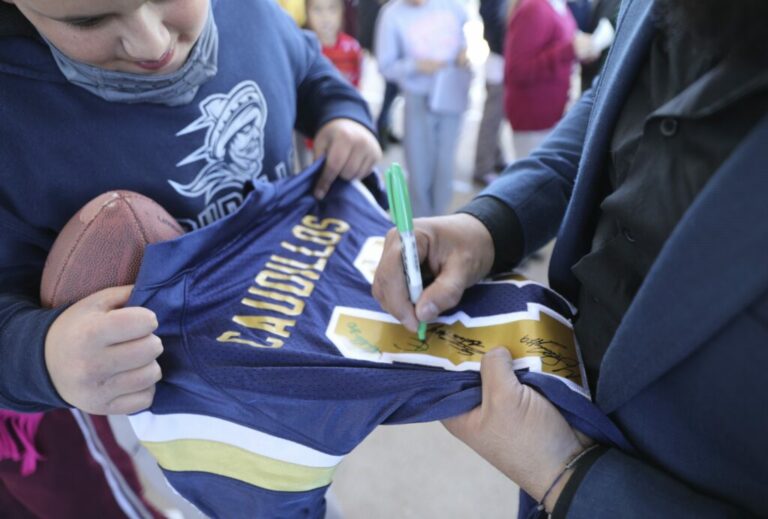 Fundación Caudillos visita escuelas