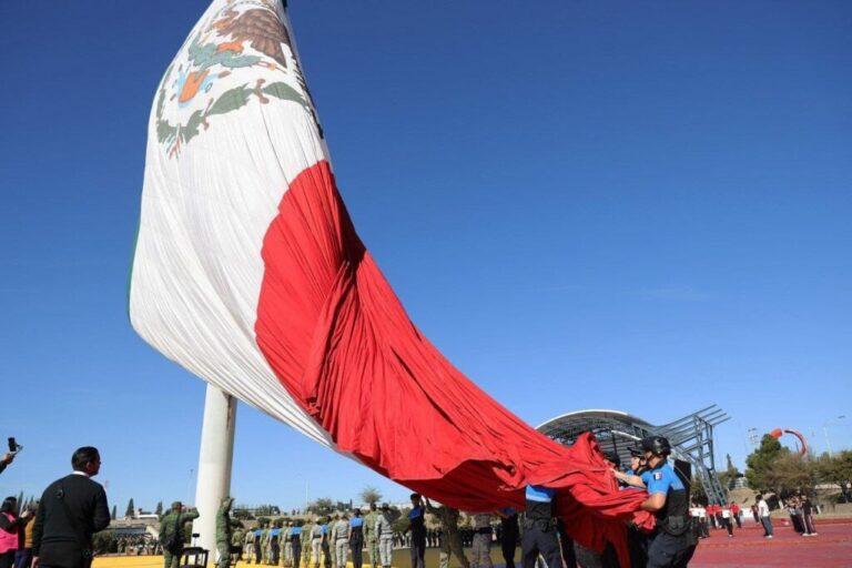 Izamiento de bandera en El Palomar