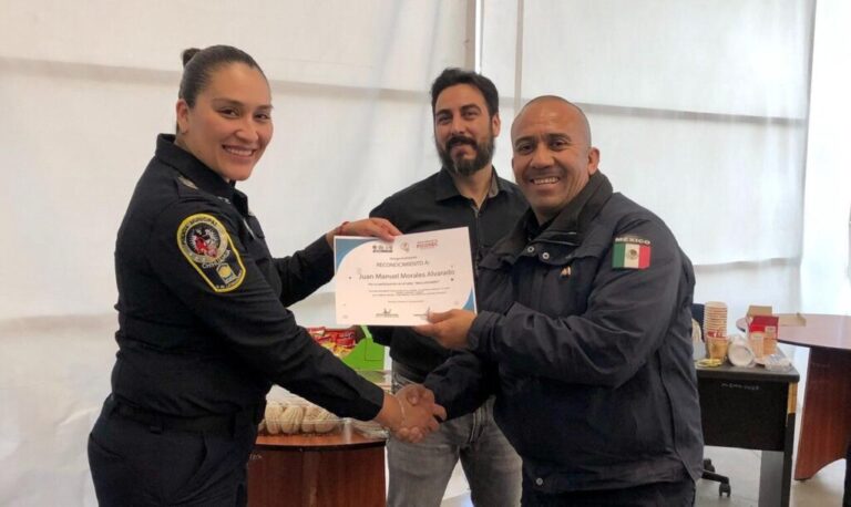 Reconocen a especialista por impartir taller de «Masculinidades» en el ISSCUU