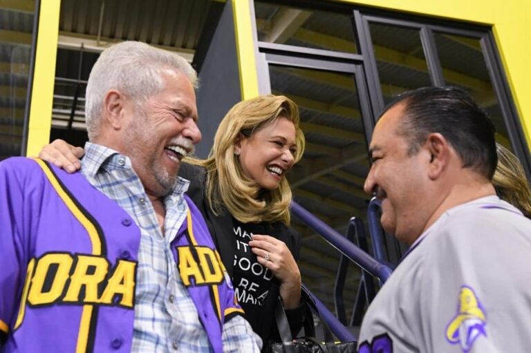 La gobernadora Maru Campos va a el regreso de los Dorados de Chihuahua a la Liga Mexicana de Beisbol