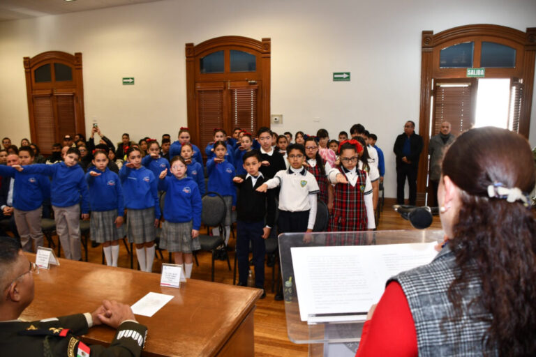 Estudiantes de primarias juran lealtad a carta Magna