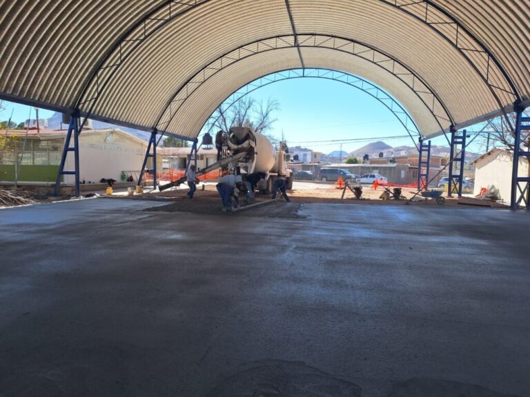 Trabajan en construcción de domo y cancha en primaria Mujer Obrera Josefina