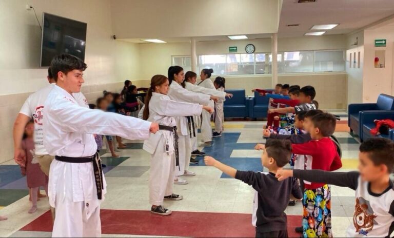 Niños y niñas de casa cuna reciben clases de karate