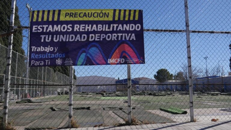 Comienzan reemplazo de pasto sintético en cancha de futbol