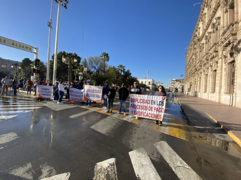 Docentes del SNTE #42 cierran calles debido a protesta