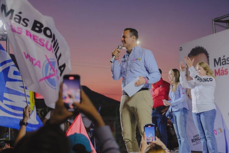 Marco Bonilla visita a vecinos de Vistas del Cerro Grande
