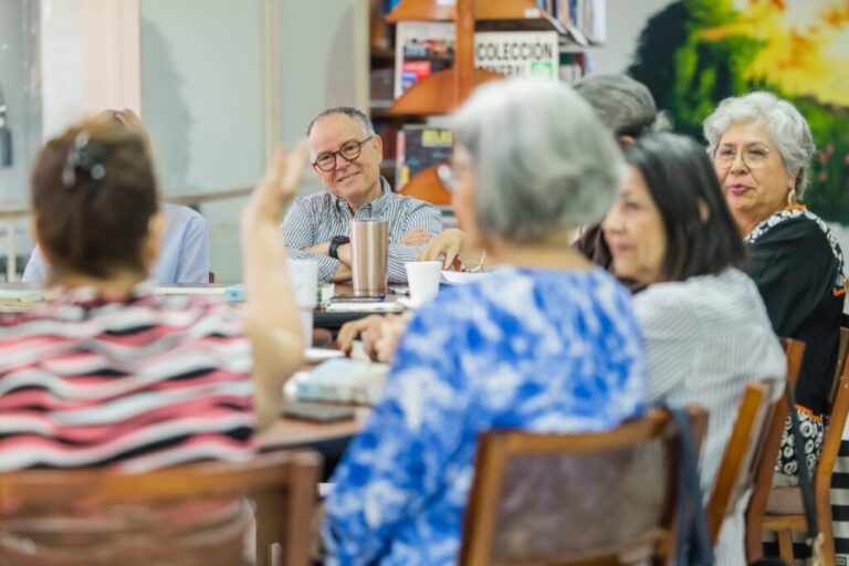 Alcalde participa en Café Literario