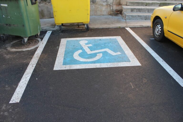 Regidora de MORENA expuesta por estacionar en lugar de discapacitados