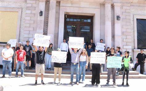 Estudiantes continúan exigiendo universidad gratuita