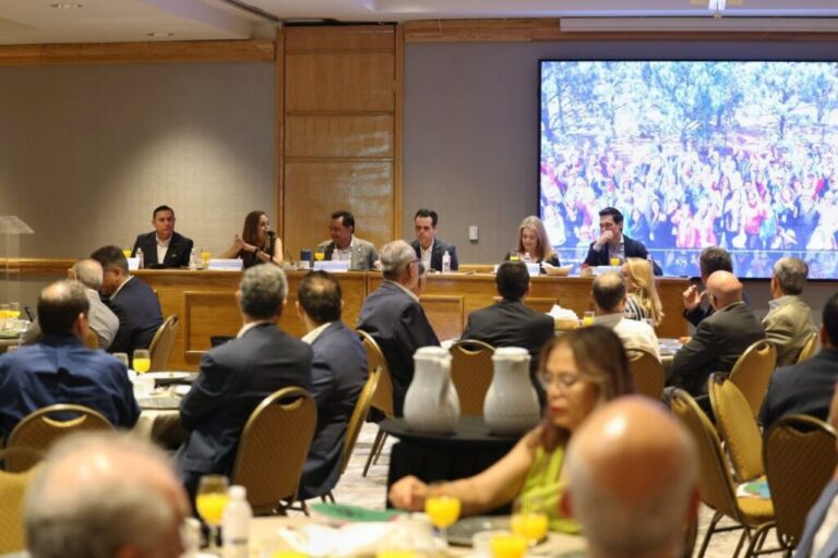 Alcalde asiste a asamblea anual de COPARMEX