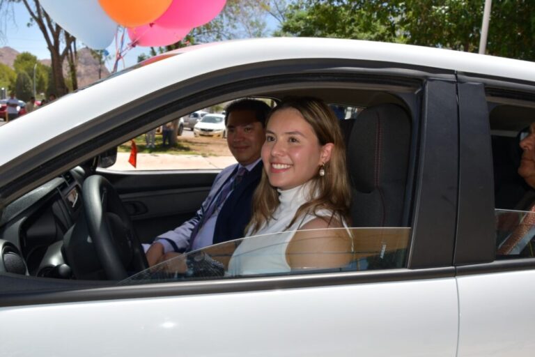 Camioneta de premio a ganadora de Generación de Excelencia