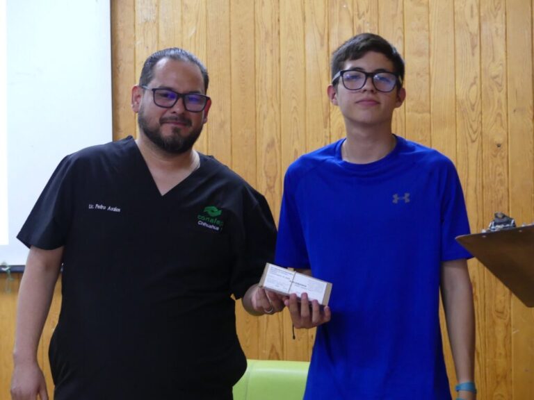 Fundación y Conalep entregan lentes gratuitos a estudiantes