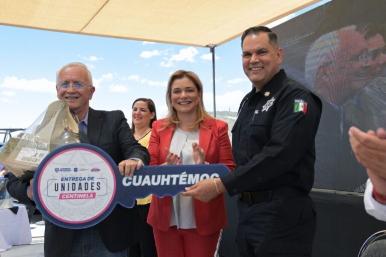 Maru entrega uniforme y equipo a policías