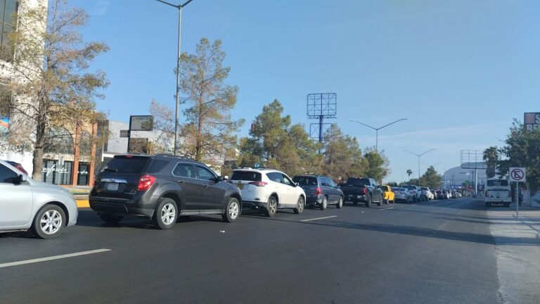 Gente espera hasta 3hrs para cruzar a El Paso; Falla de Microsoft