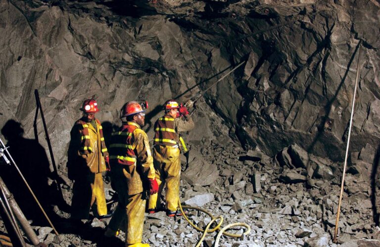 Clumin felicitó a mineros en el Dia Nacional de la Minería