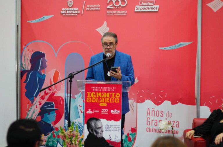 Entregaron medalla a escritor en feria del libro