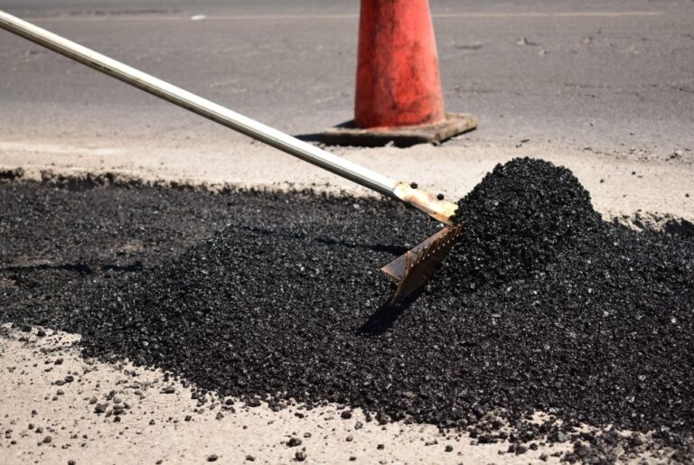 Bacheo en carretera Delicias-Chihuahua