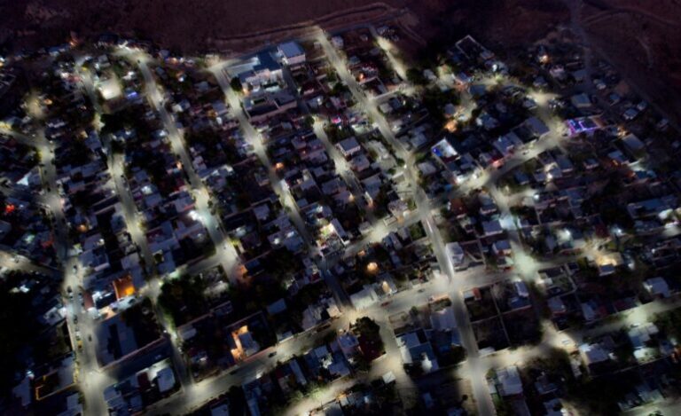 Benefician con iluminaria a vecinos de colonia Cerro Prieto