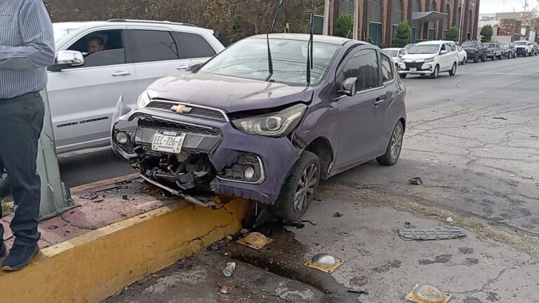Por decidir pasarse el alto, el poste se lo dio