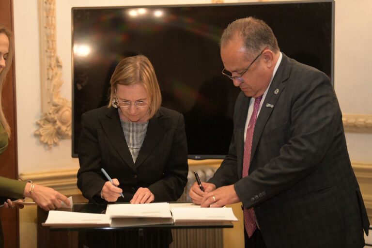 Doble convenio con embajada de Francia y Alumni; UACH