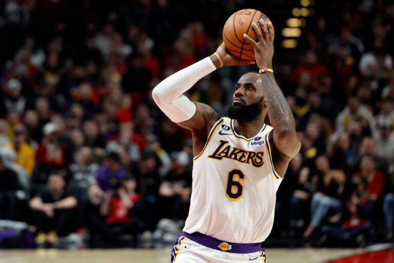 Lakers por 1 punto ante Utah