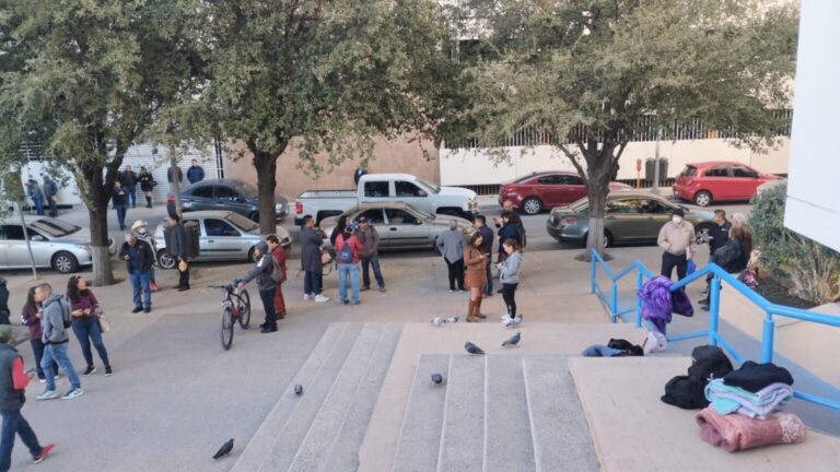 Bloquean edificio estudiantes de la normal de Saucillo