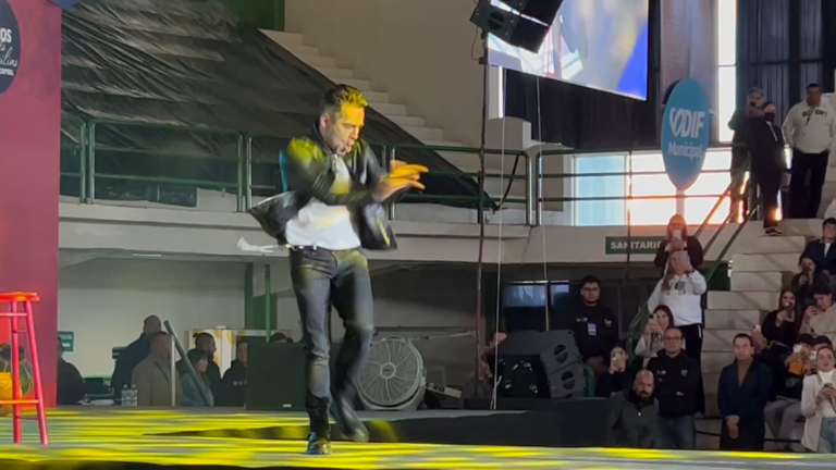 DIF celebró 40 aniversario en conferencia con Omar Chaparro