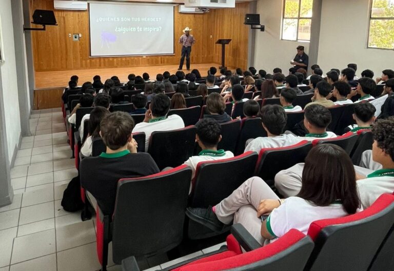 Conferencia de empresario hacia estudiantes del Conalep