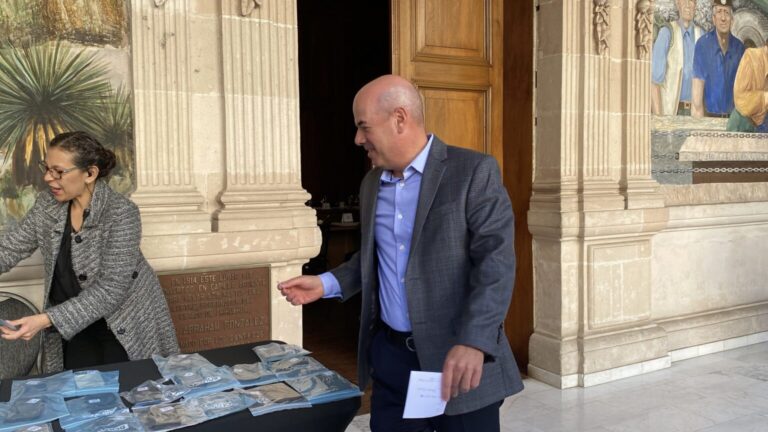 Se reúnen empresarios en palacio de gobierno