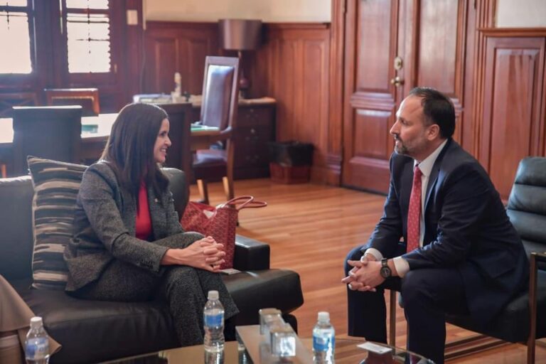De la Peña se reúne con consul de Canadá