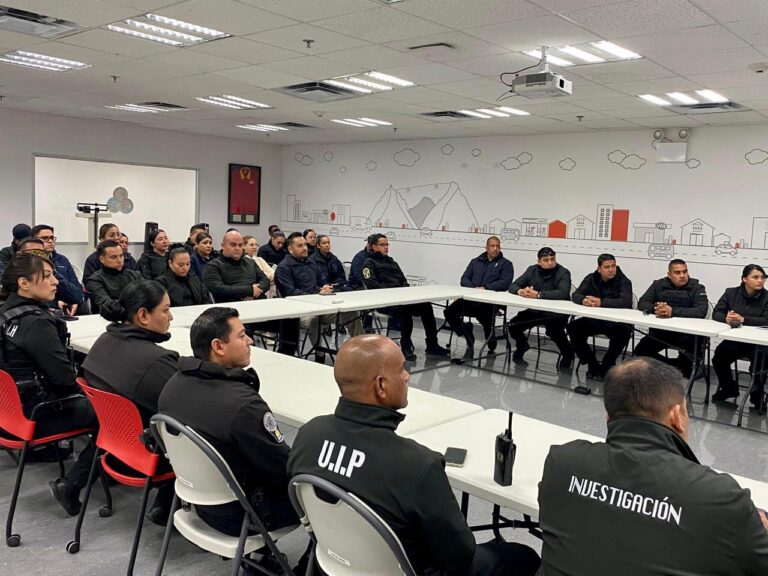 Grupo Oxxo da reconocimiento a policías