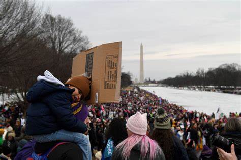 Marchan en contra de Donald Trump en EUA