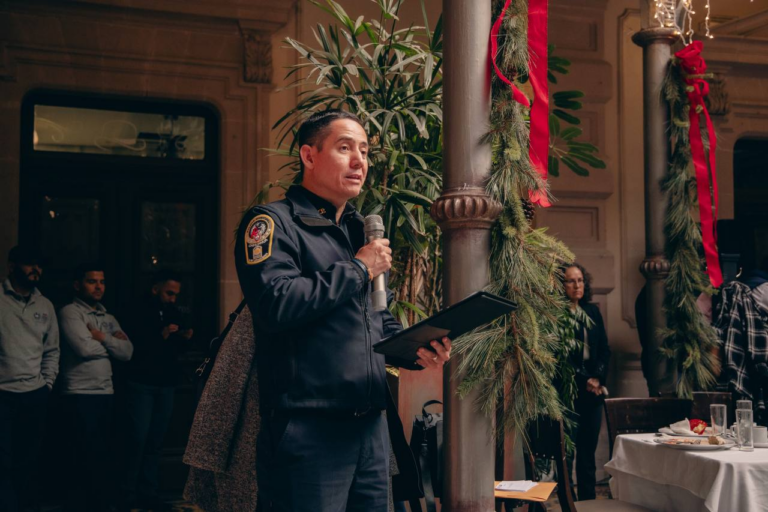 Posada con viudas de policías caídos