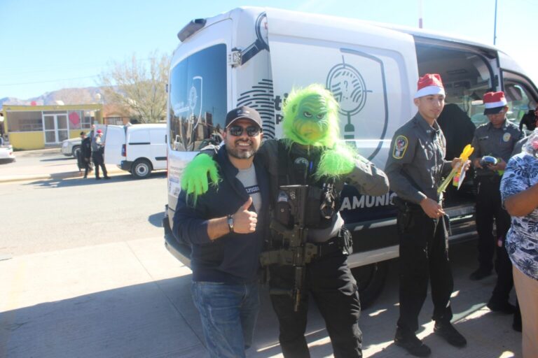 Policías llevan fiestas a niñas y niños