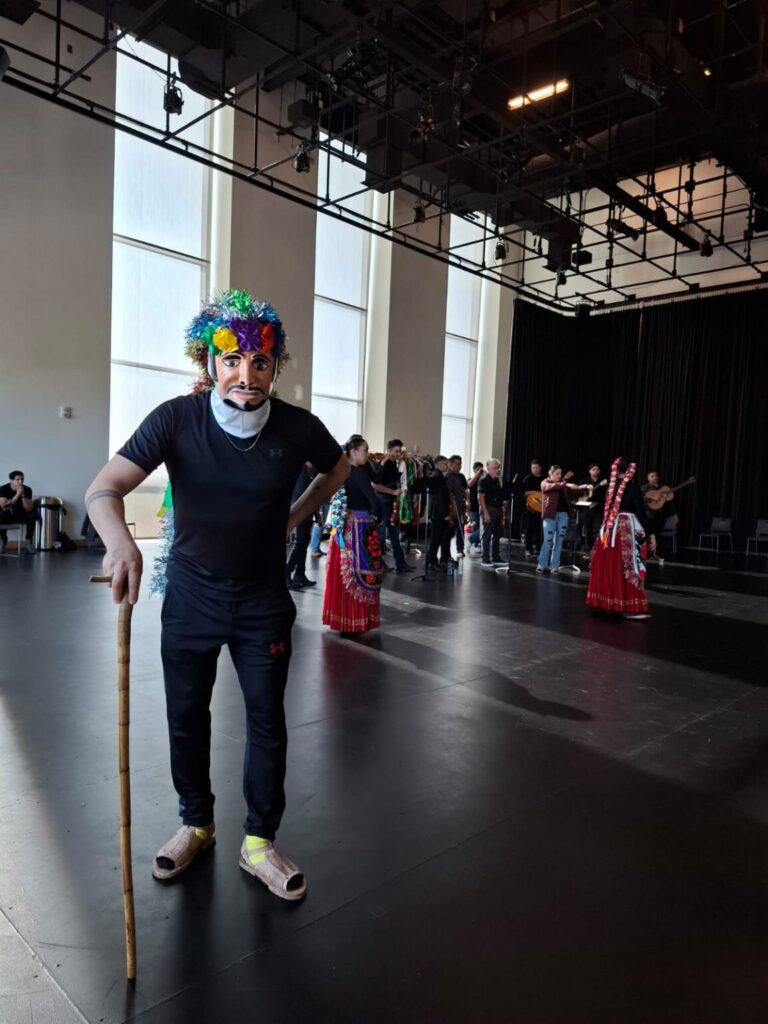 Docente de misiones culturales de Carichí de Chihuahua en Los Ángeles