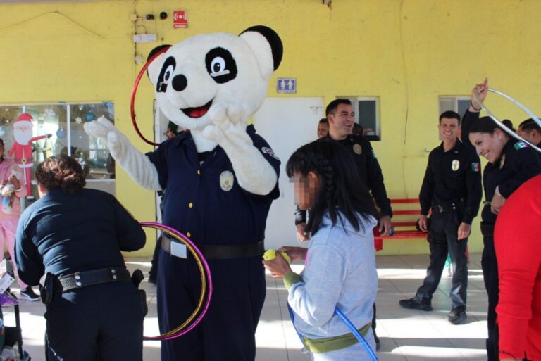 Policía municipal lleva regalos a zonas vulnerables