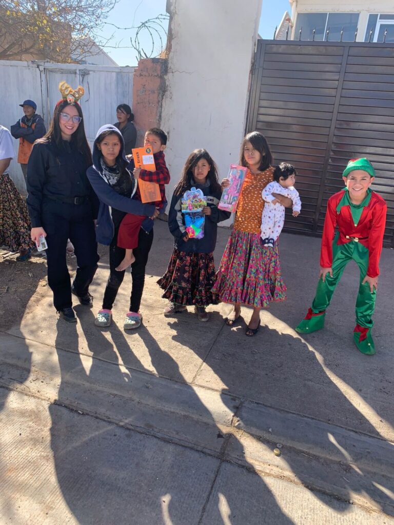 Peritos llevan cenas navideñas en Cuauhtémoc