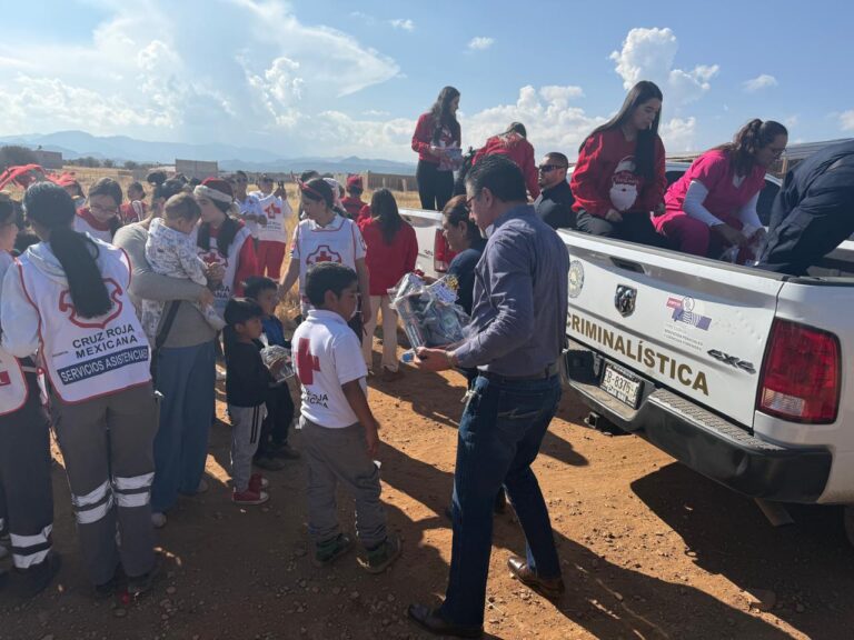Peritos de Zona Sur llevan juguetes a niños