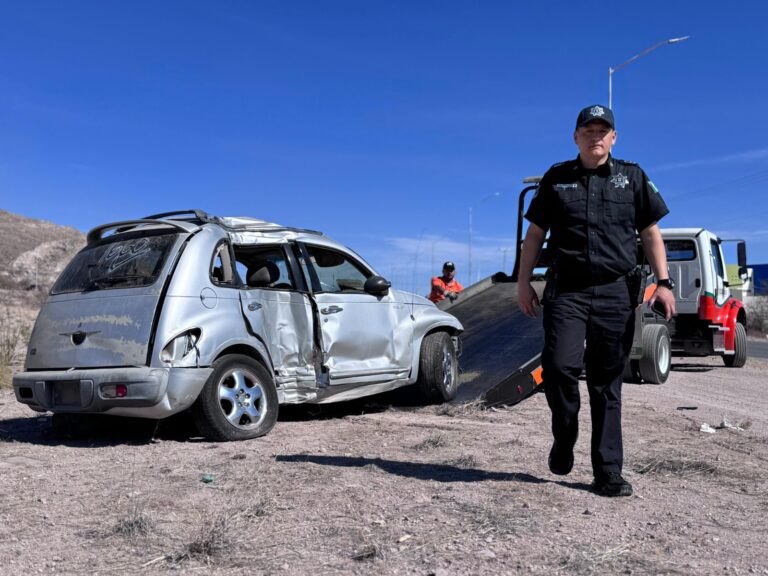 Policía Vial coloca vehículos siniestrados en el Reliz para generar conciencia