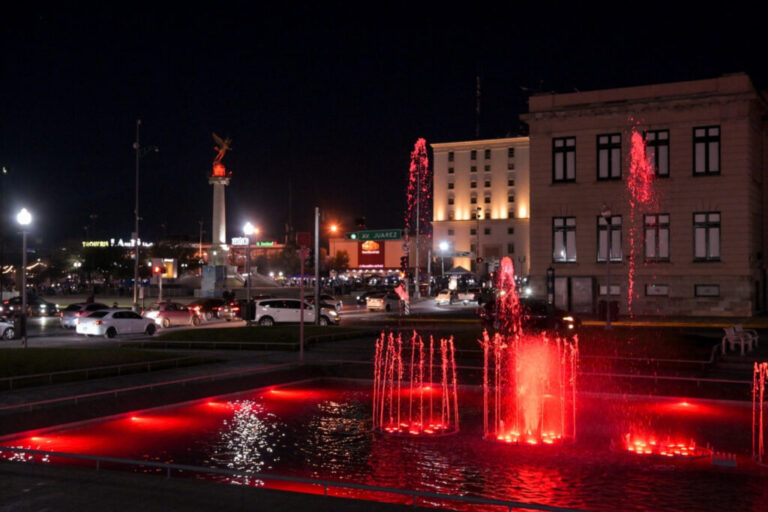Iluminan centro por Dia del Rotario