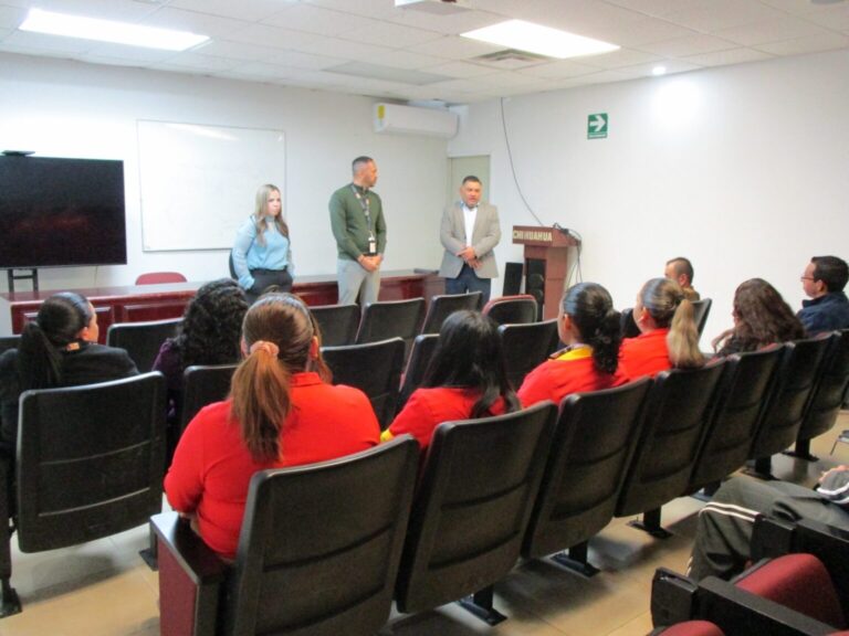 Oxxo reconoce trabajo de FGE