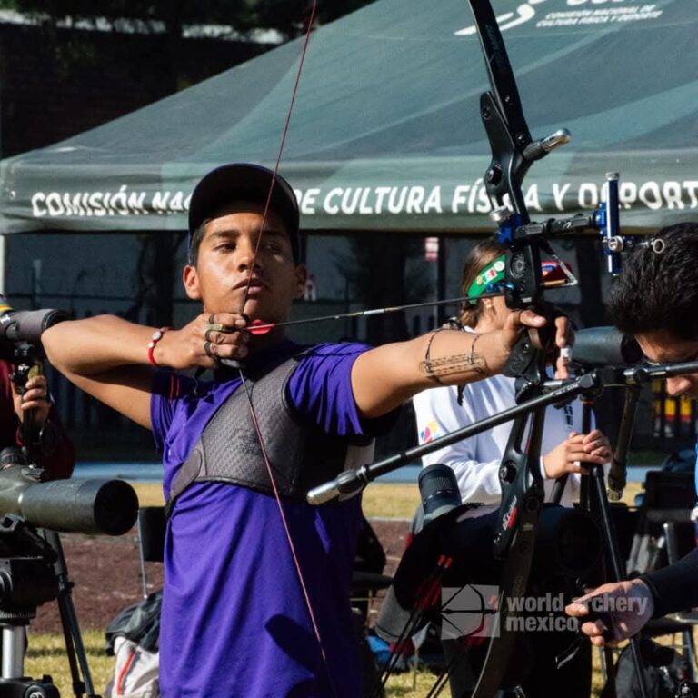 Estudiante de la UACH en selección de tiro con arco
