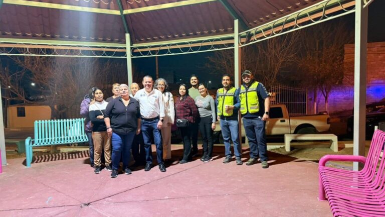 Christian Medellín arreglando problemas de alumbrado